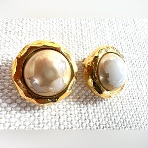 CHANEL - Note Peeling - Vintage Faux Pearl Clip-On Earrings Made in France 2537